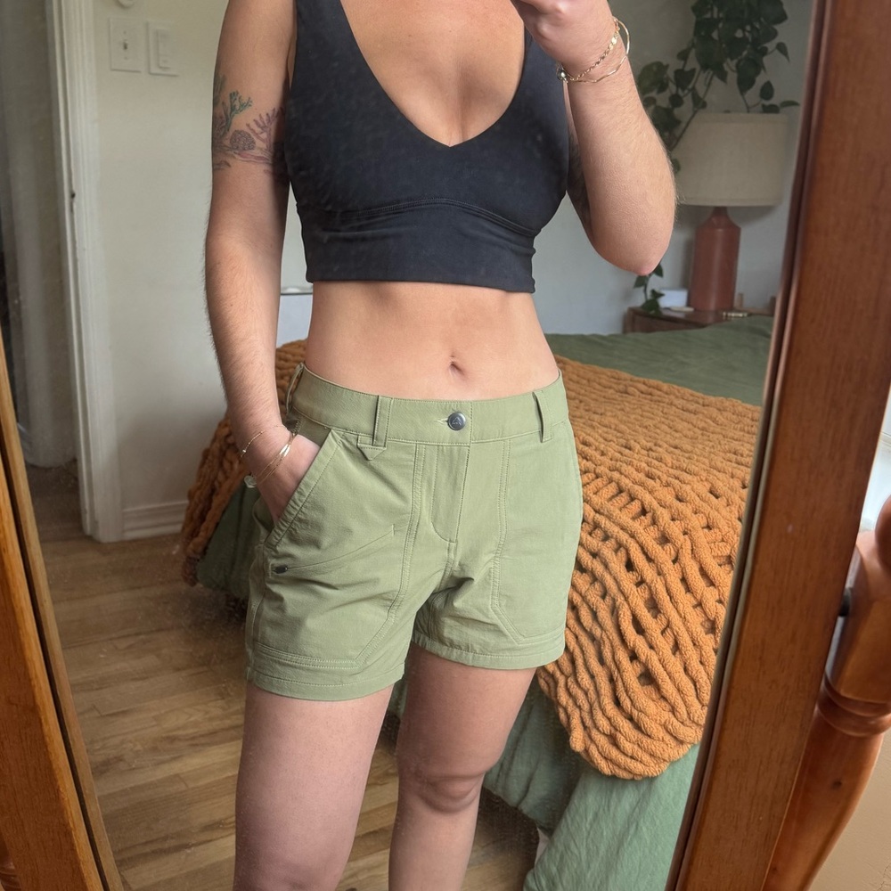 Burton women’s multipath utility shorts in martini olive